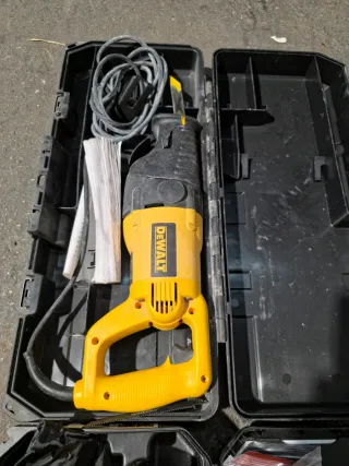 Juego de herramientas manuales y bateria