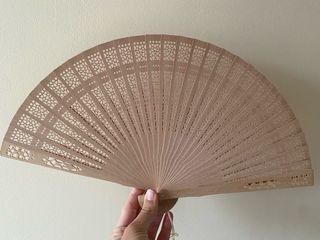 Abanico de madera calada