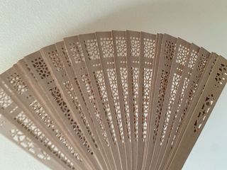 Abanico de madera calada
