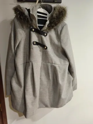 Abrigo premamá gris con capucha
