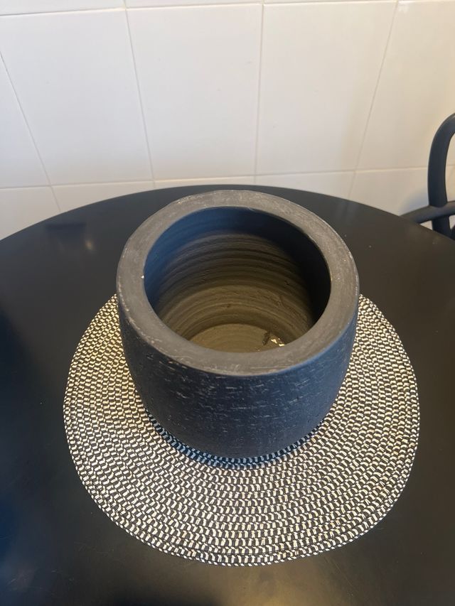 Maceta de piedra negra hecha en Portugal