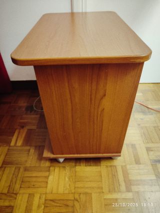 Comodino in legno marrone