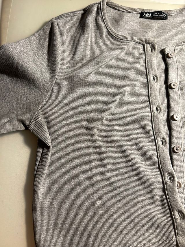 Top Zara Gris Manga Larga Botones Talla L