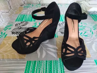 Sandalias de cuña negras