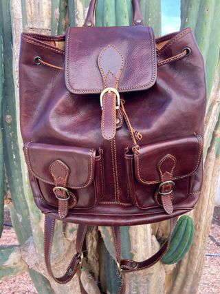 Bolso de cuero marrón tipo mochila