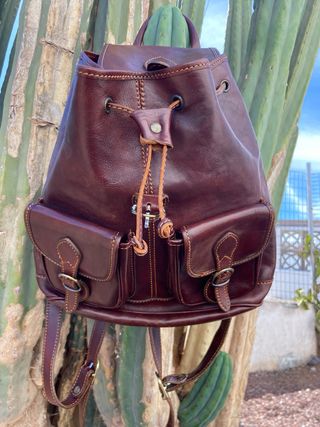 Bolso de cuero marrón tipo mochila