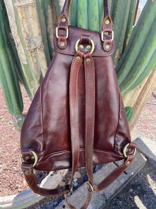 Bolso de cuero marrón tipo mochila