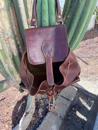 Bolso de cuero marrón tipo mochila