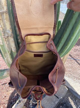 Bolso de cuero marrón tipo mochila