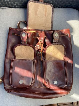 Bolso de cuero marrón tipo mochila