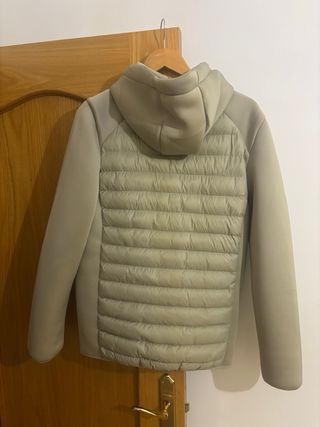 Chaqueta acolchada beige con capucha