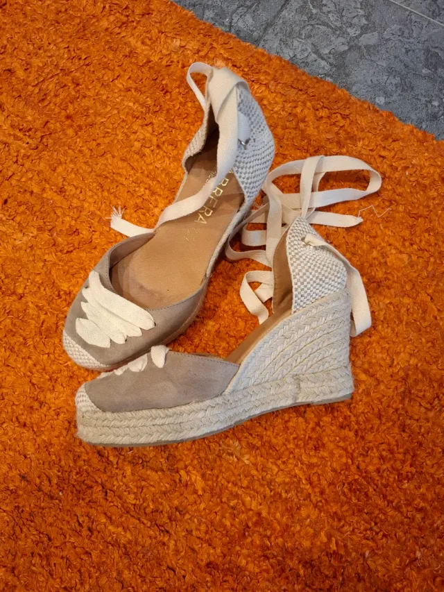 Alpargatas cuña beige y Marron