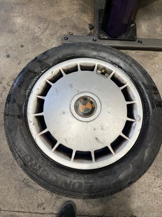 Llantas BMW E30 con tapacubos