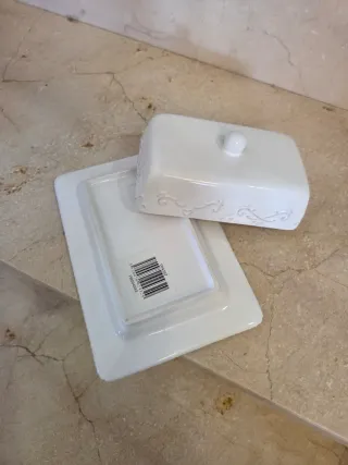 Mantequillera de porcelana blanca nueva.