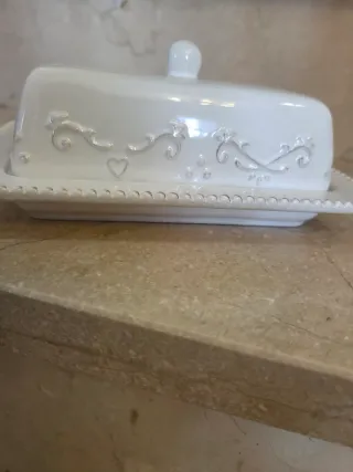 Mantequillera de porcelana blanca nueva.