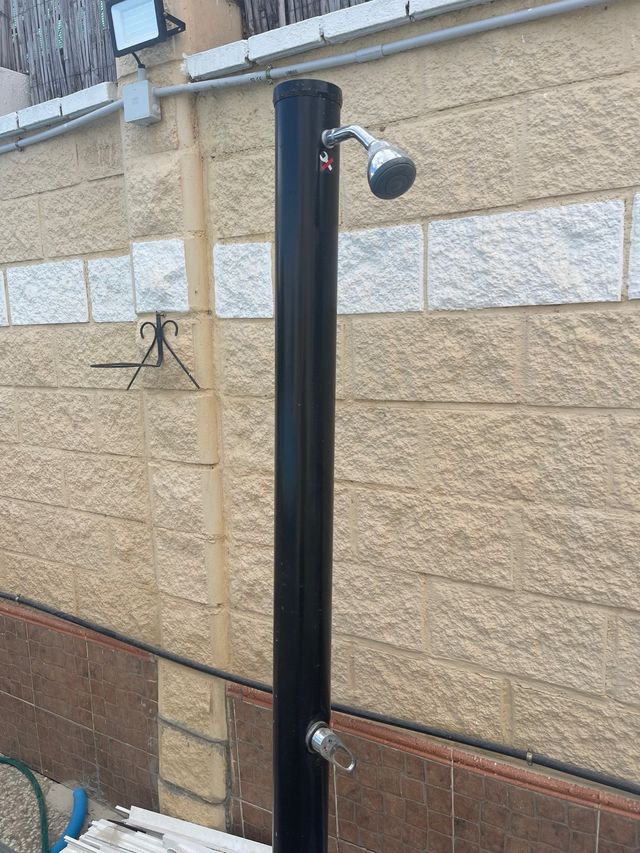 Ducha exterior piscina negra