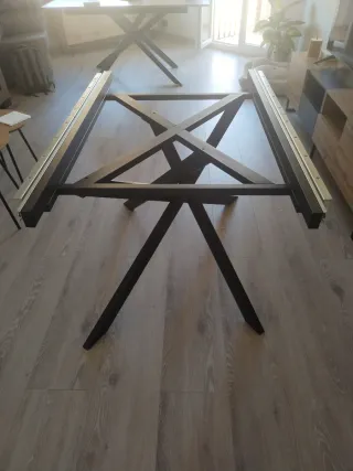 Soporte metálico en negro para mesa
