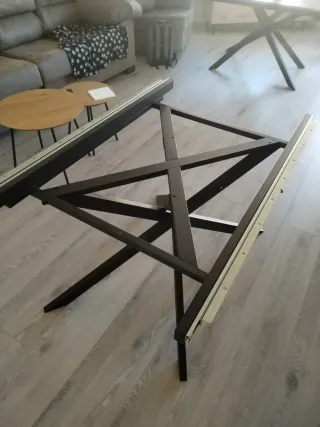 Soporte metálico en negro para mesa