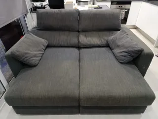 Sofá gris de tela. Urge por mudanza