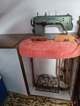Máquina de coser antigua REFREY Transforma