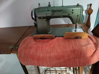 Máquina de coser antigua REFREY Transforma