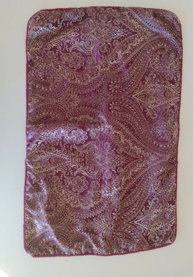 Fundas de cojín púrpura y plateadas