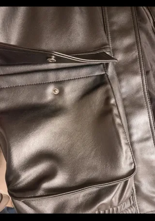 Chaqueta negra con cuello de pelo