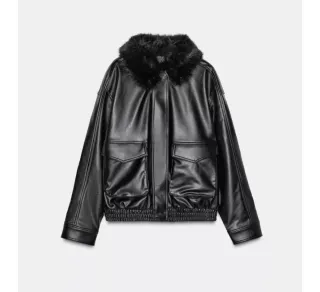 Chaqueta negra con cuello de pelo