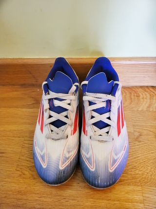 Botas fútbol niño Adidas T32 poco uso