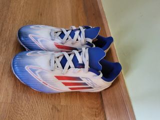 Botas fútbol niño Adidas T32 poco uso
