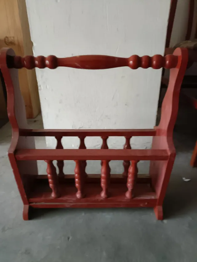 Revistero y florero de madera