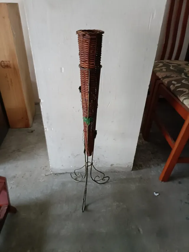 Revistero y florero de madera