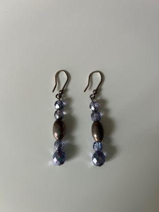 Pendientes morados y plateados