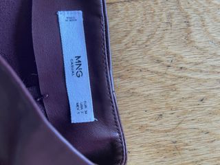 Falda efecto piel burdeos Mango T.34