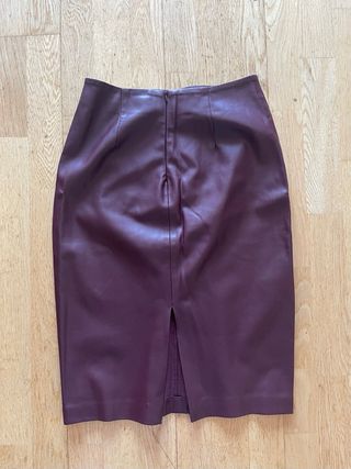 Falda efecto piel burdeos Mango T.34