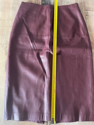 Falda efecto piel burdeos Mango T.34