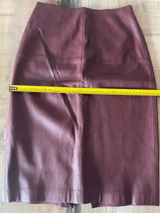 Falda efecto piel burdeos Mango T.34