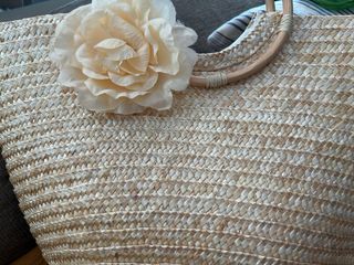 Bolso de rafia con flor de adorno y asas de madera