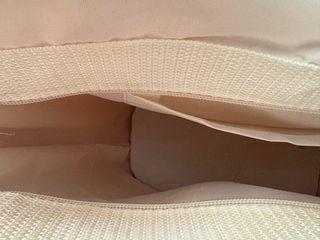 Bolso de rafia con flor de adorno y asas de madera