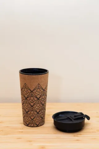 Vaso alto corcho y plástico diseño geométrico