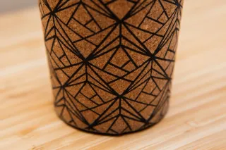 Vaso alto corcho y plástico diseño geométrico