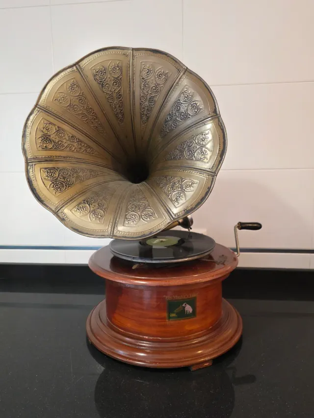 Gramófono antiguo con bocina decorada