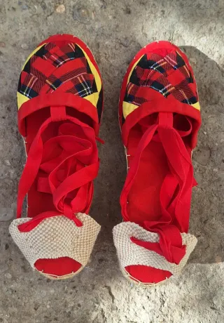 Alpargatas suela de esparto, cintas rojas