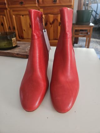 Botines rojos tacón