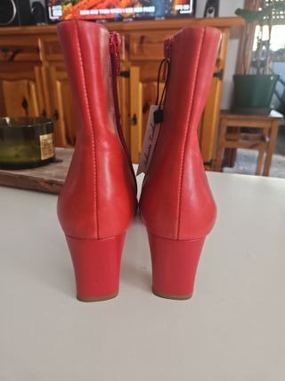 Botines rojos tacón