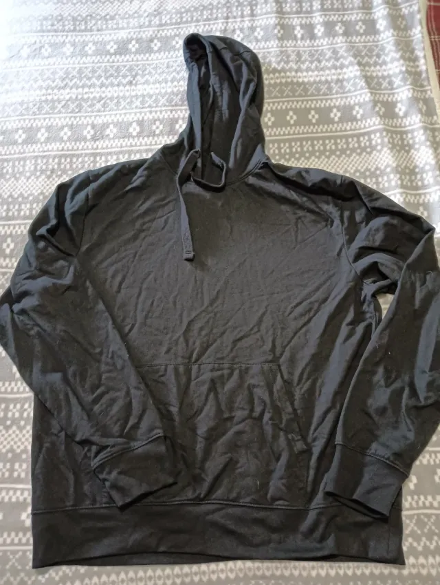 Sudadera con capucha negra