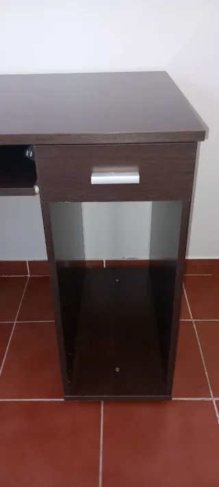 Escritorio Marrón y Plateado