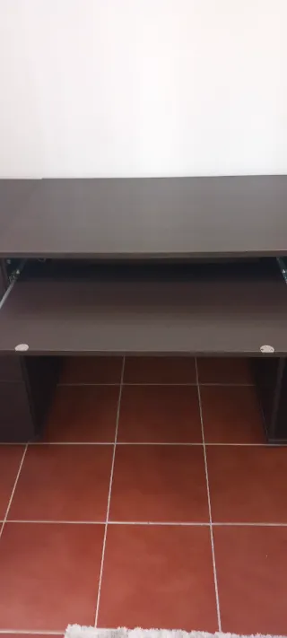 Escritorio Marrón y Plateado