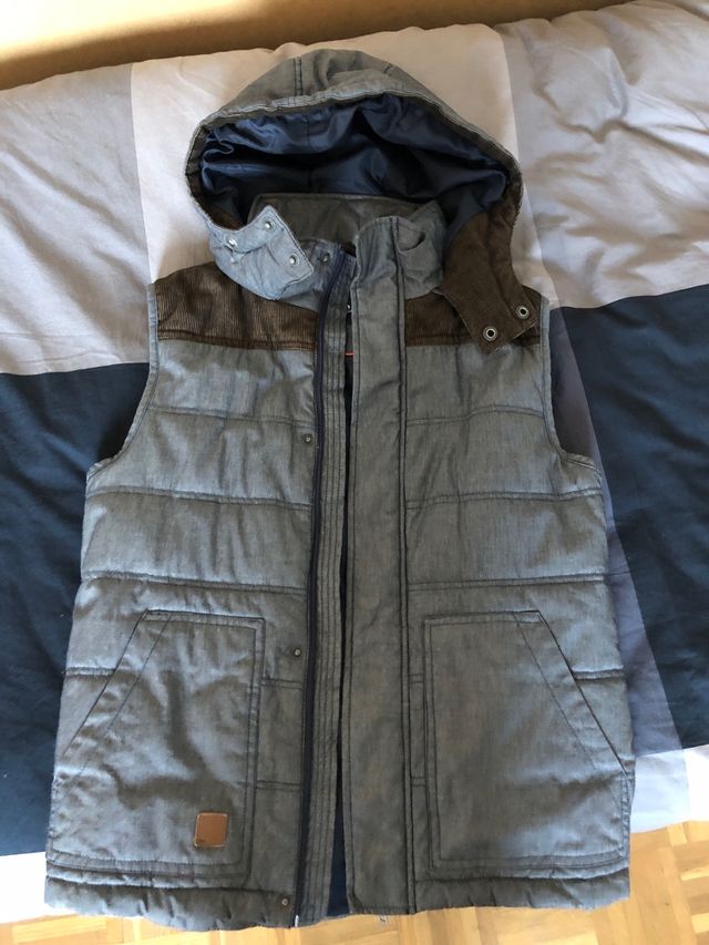 Chaleco gris con capucha clockhouse