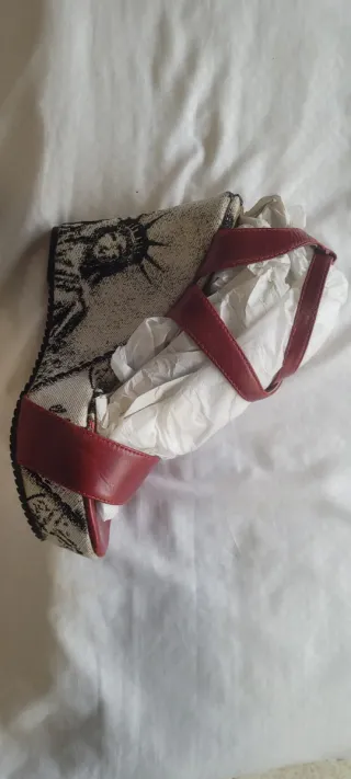 Sandalias de plataforma rojas y multicolor